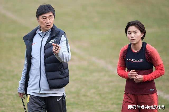 詹姆斯：我在76人是全能型角色，赞扬队友特质
